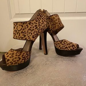 NEVER WORN : Women’s Leopard Pumps